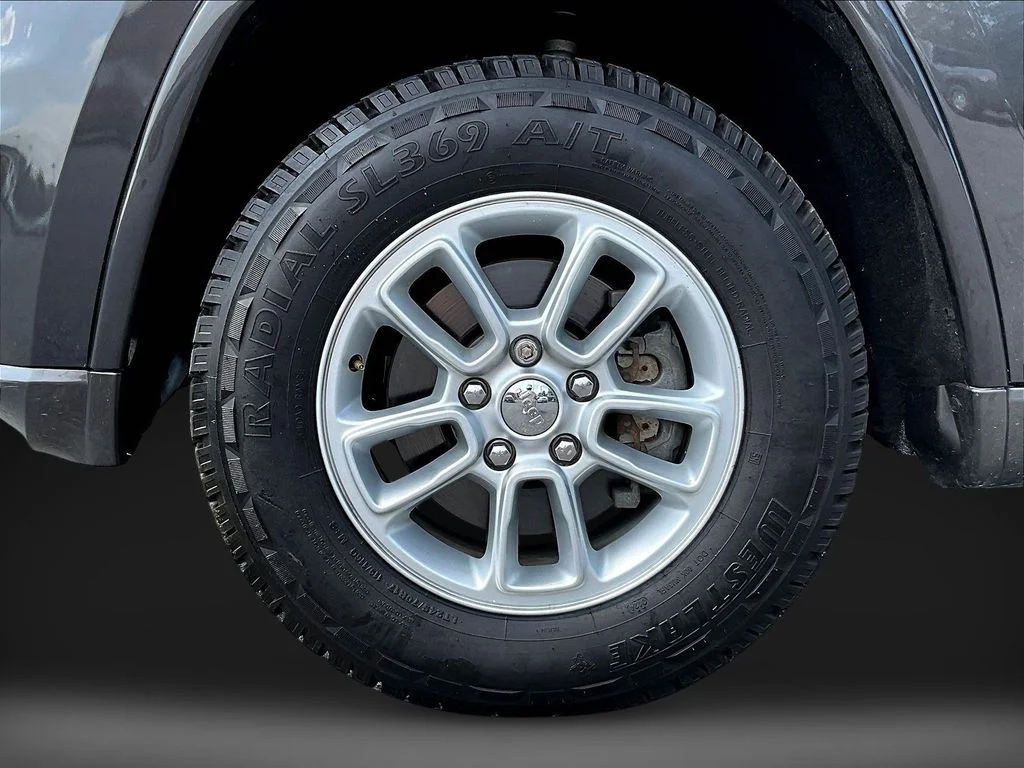 Used 2018 Crystal Metallic Jeep Limited image 35