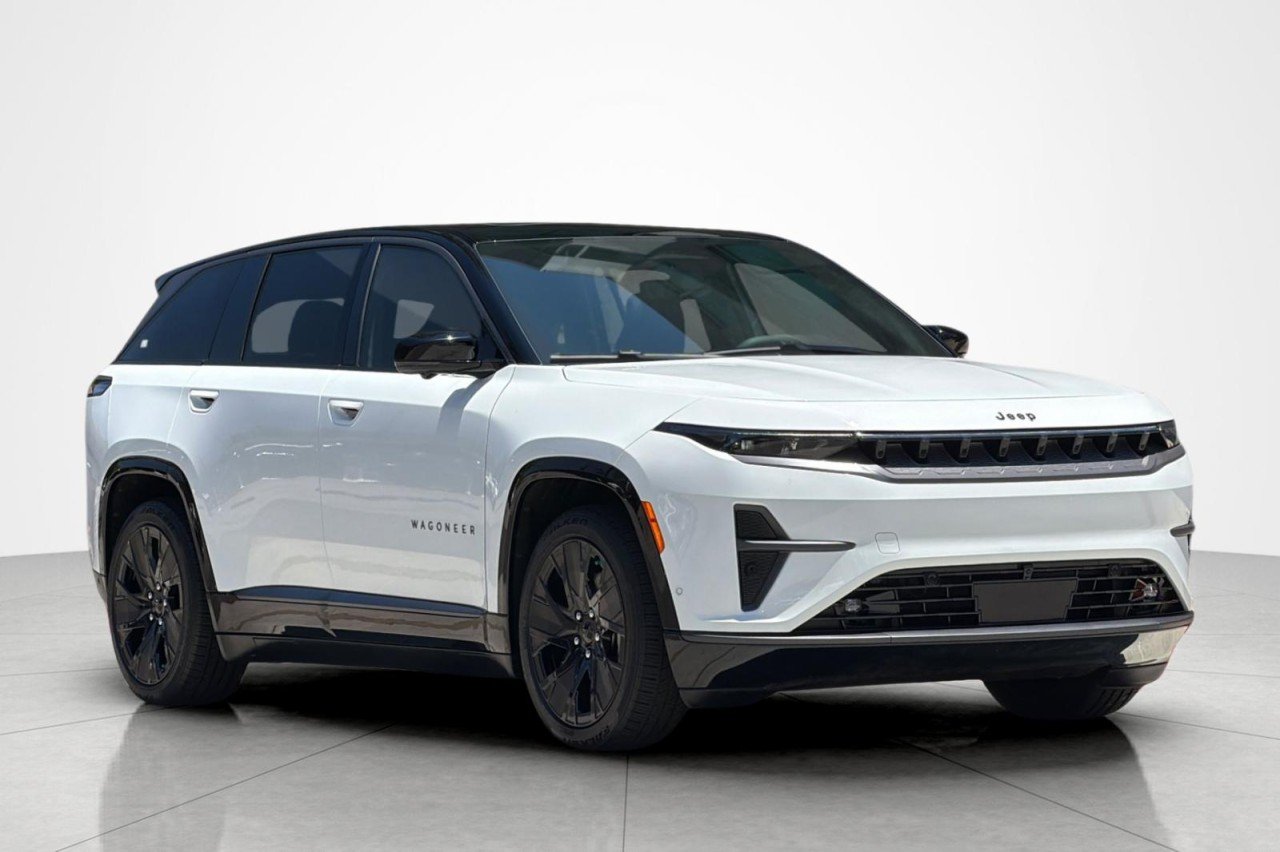Used 2025 BRIGHT CLEAR COAT Jeep Launch Edition image 7