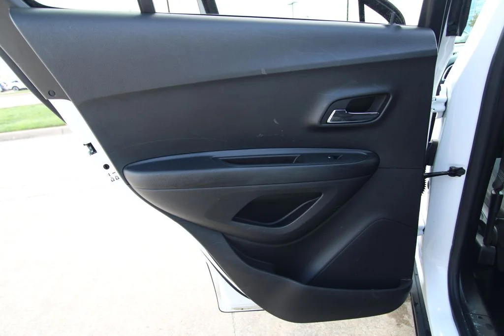 Used 2022 White Chevrolet LS image 31