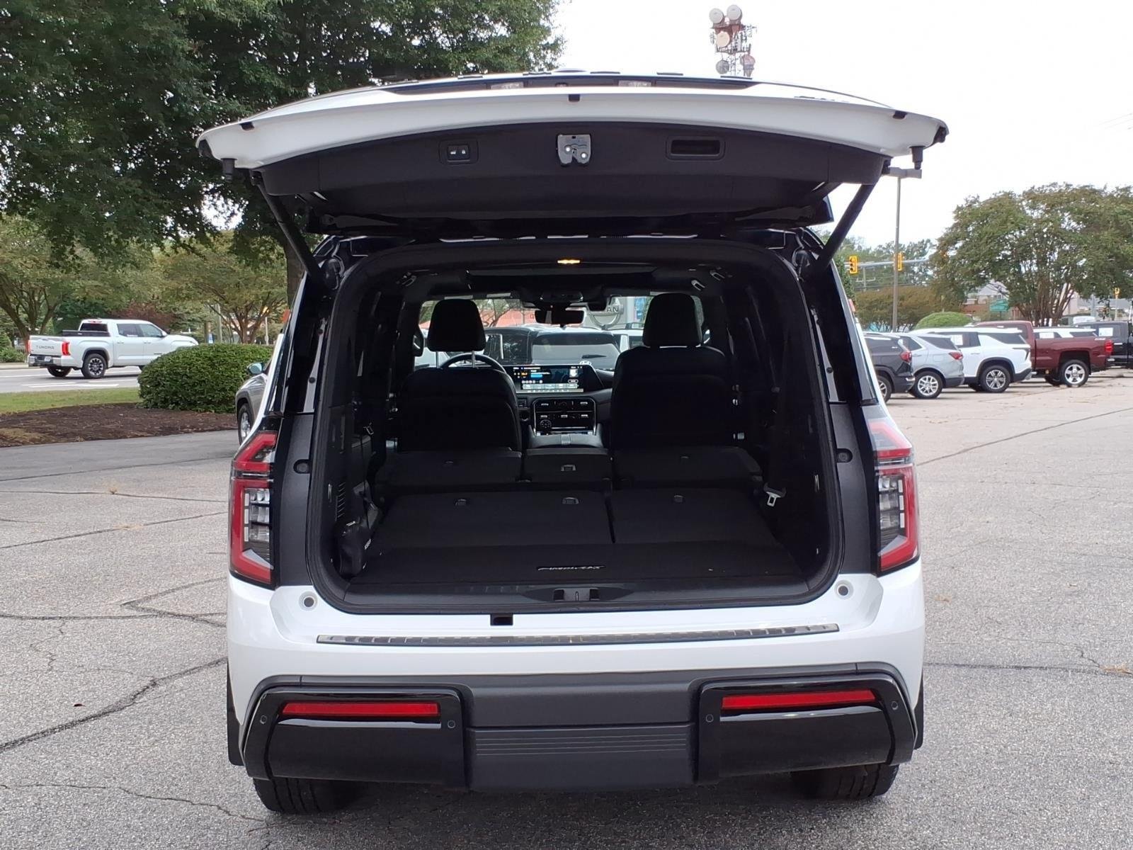 Used 2025 Aspen White Tricoat/Super Black Nissan PRO-4X image 24