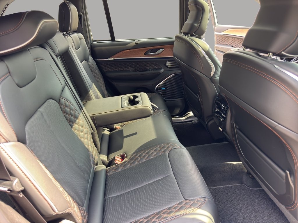 New 2026 Diamond Black Crystal Pearl-Coat Exterior Paint Jeep Summit image 36