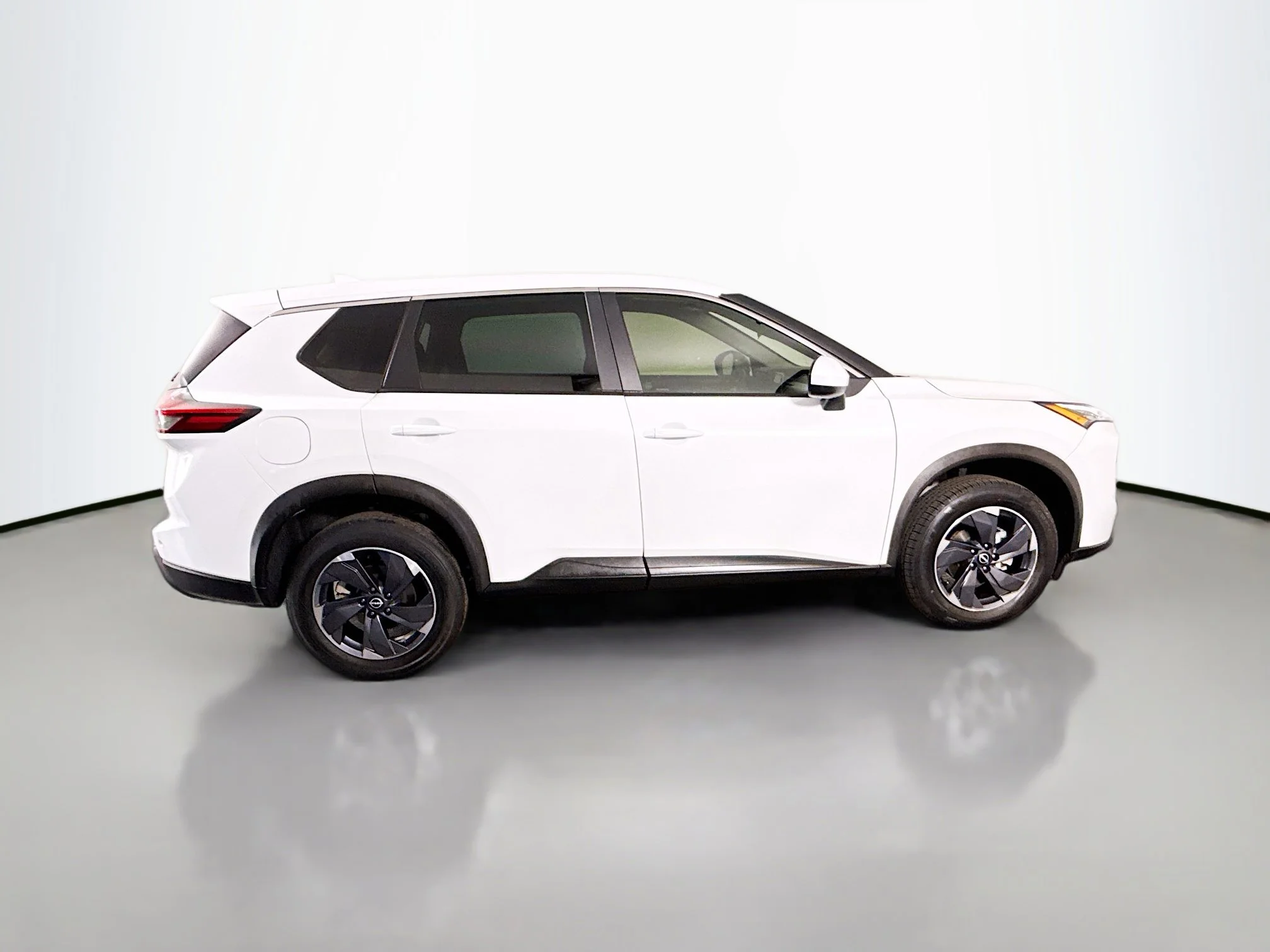Used 2024 Everest White Pearl Nissan SV image 8