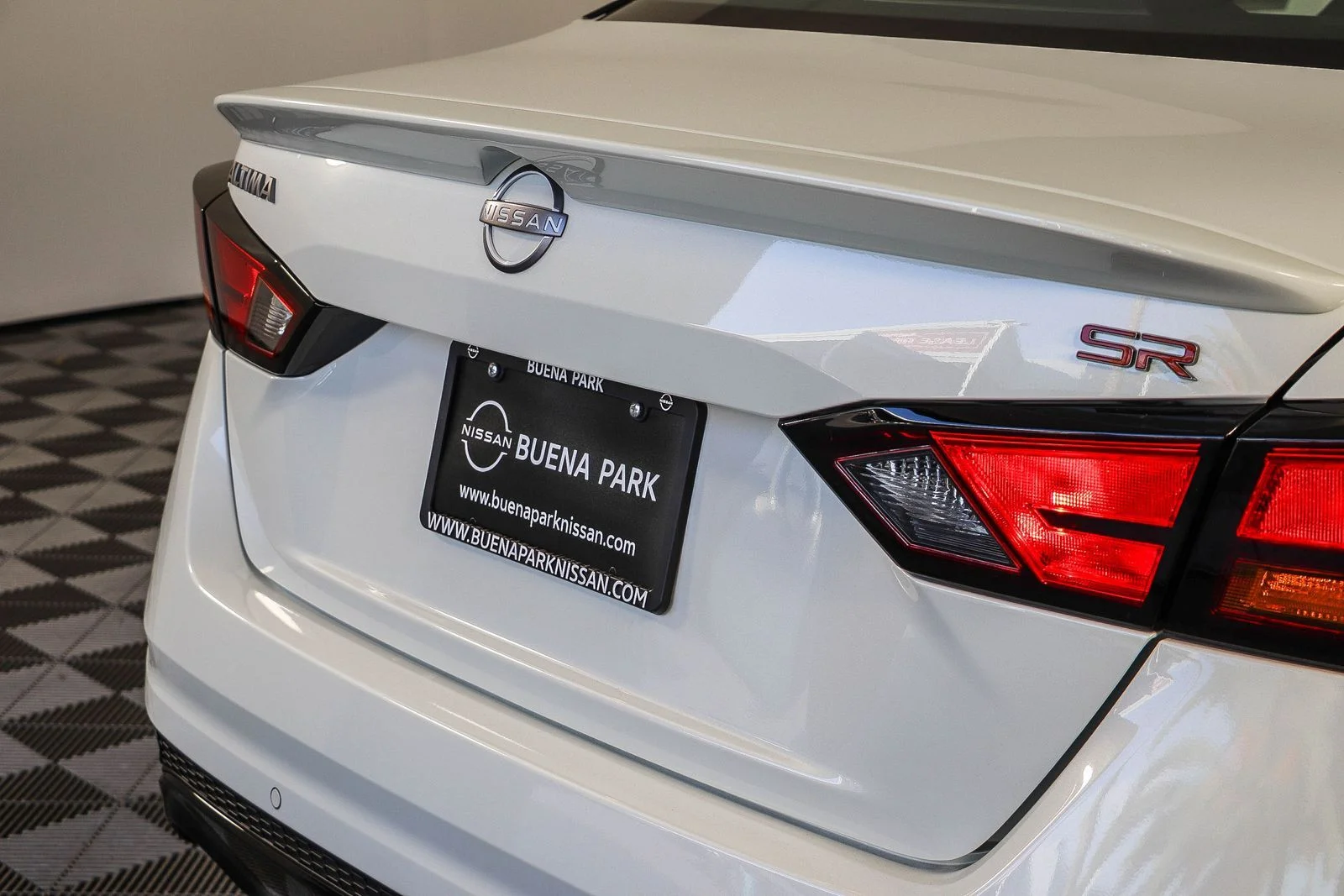 New 2026 Pearl White TriCoat / Super Black Two-tone Nissan SR image 10