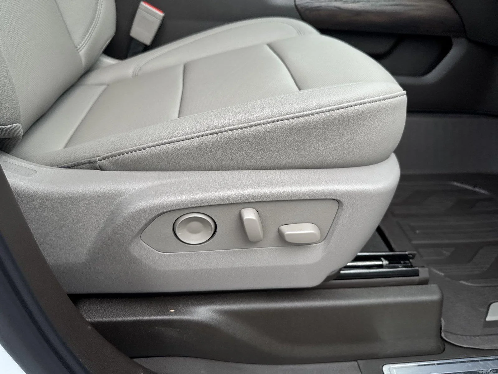 New 2026 Glacier White Tricoat GMC SLT image 38