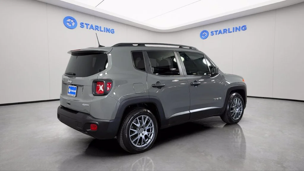 Used 2021  Jeep Latitude image 9
