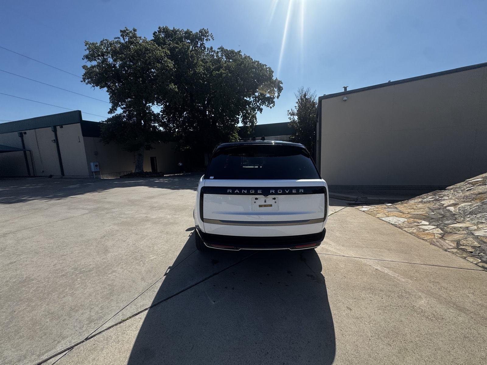 Used 2024 White Land Rover SE image 5
