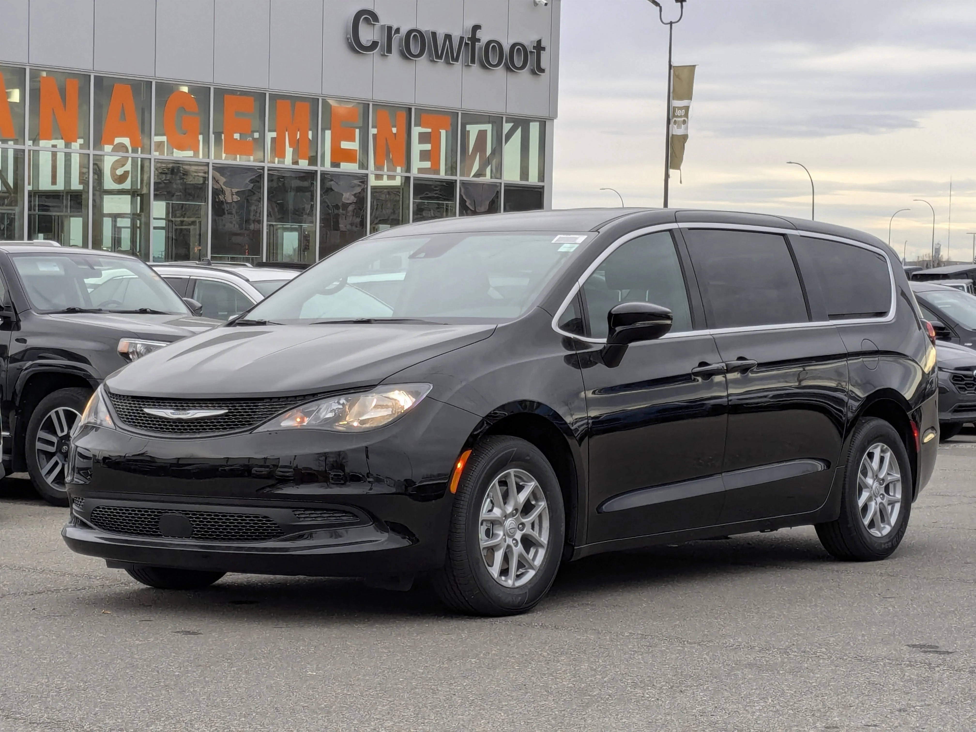 New 2026 Black Chrysler SXT - Power Liftgate - Power Sliding Doors - Leather - Remote Starter & Tons More! image 4