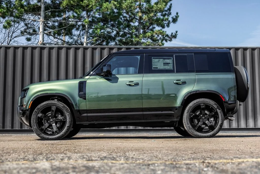 New 2026 Woolstone Green Land Rover X-Dynamic SE image 3