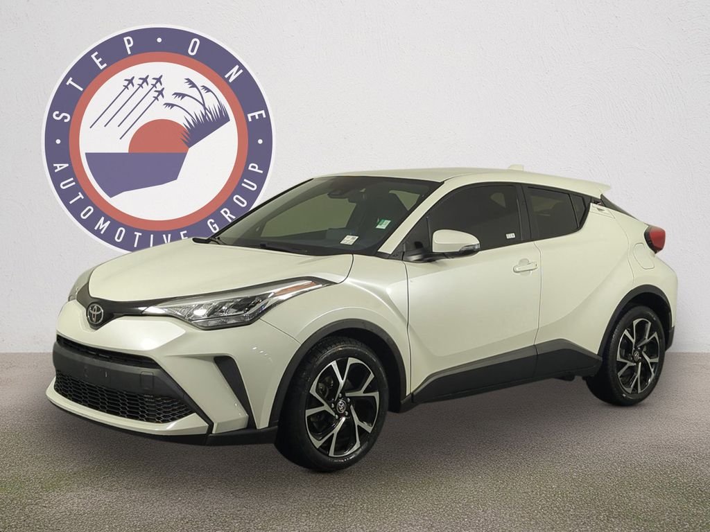 2021 Toyota C-HR XLE's photo