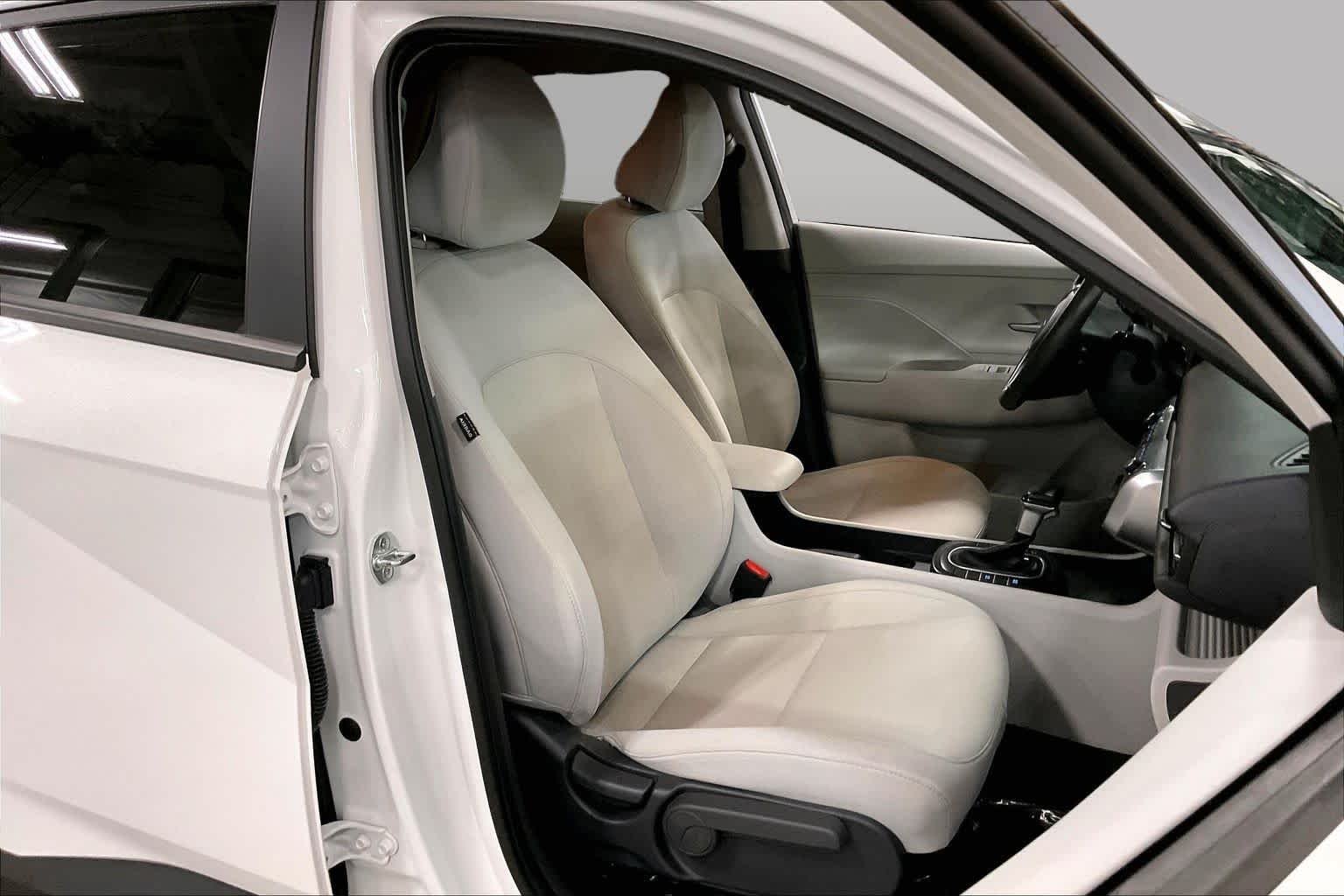 Used 2024 Atlas White Hyundai SEL image 9