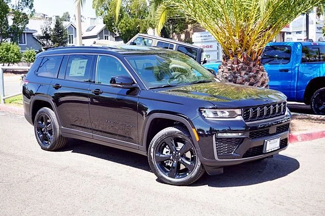 New 2026 Diamond Black Crystal Pearl-Coat Exterior Paint Jeep Limited image 3
