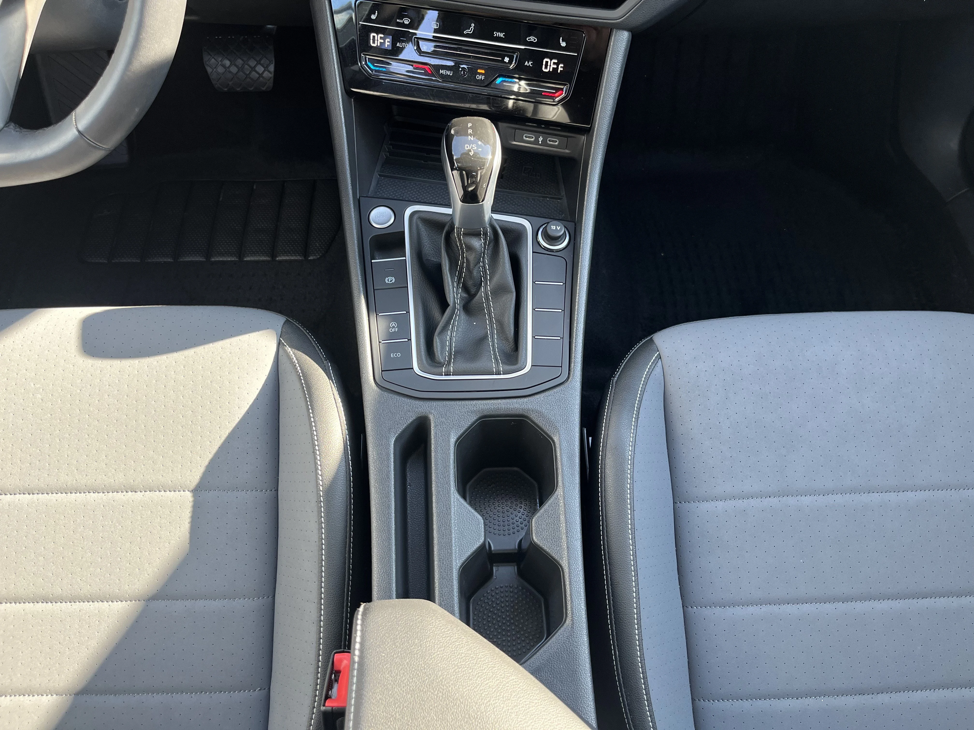 Used 2025 Platinum Gray Metallic Volkswagen SE image 16