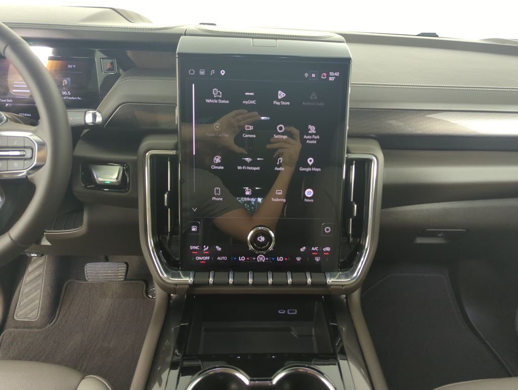Used 2025 White GMC Elevation image 23