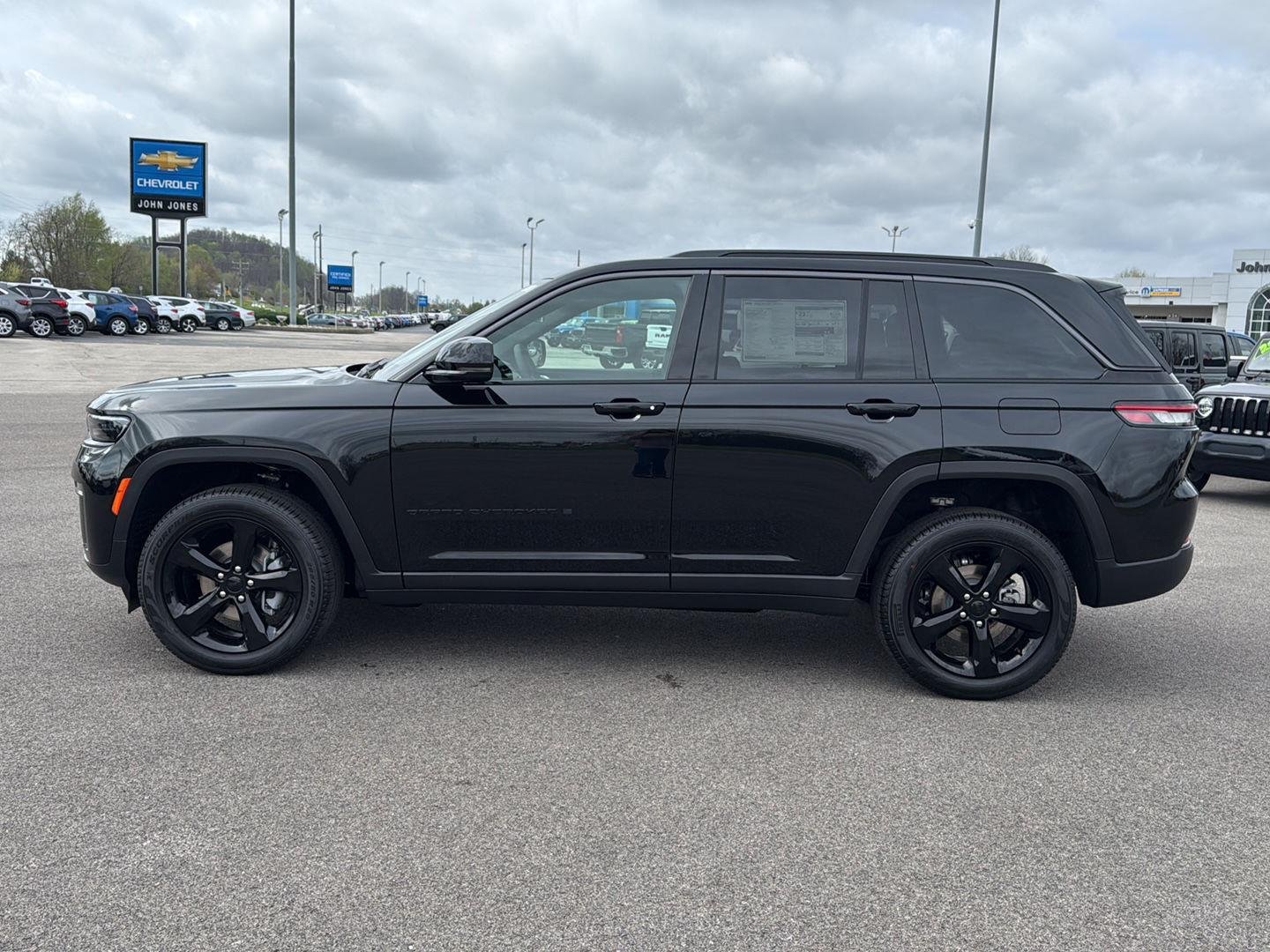New 2026 Diamond Black Crystal Pearl-Coat Exterior Paint Jeep Limited image 7