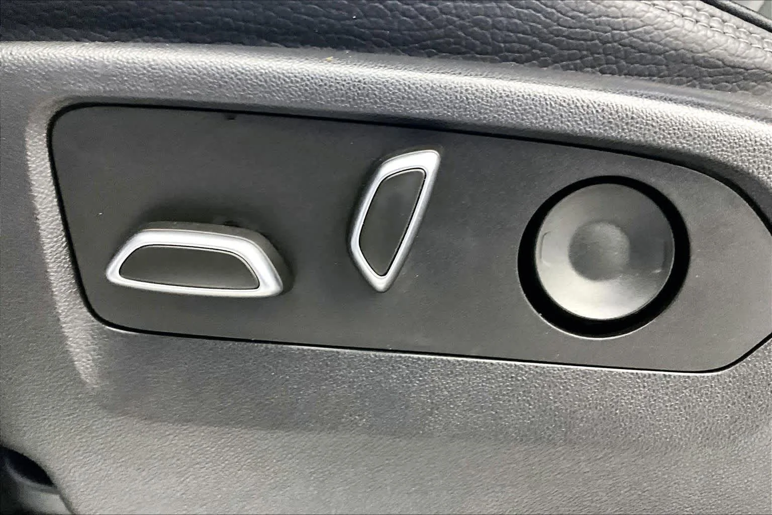 Used 2023 White Frost Tricoat GMC Denali image 33