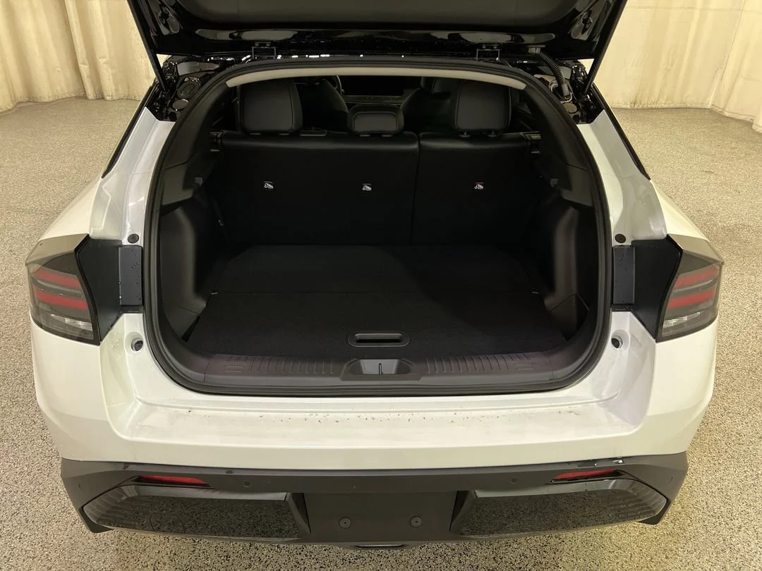 New 2026 Everest White Pearl TriCoat / Super Black Two-tone Nissan SV+ image 16
