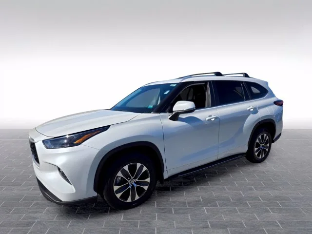 Used 2023 Beige Toyota XLE image 3