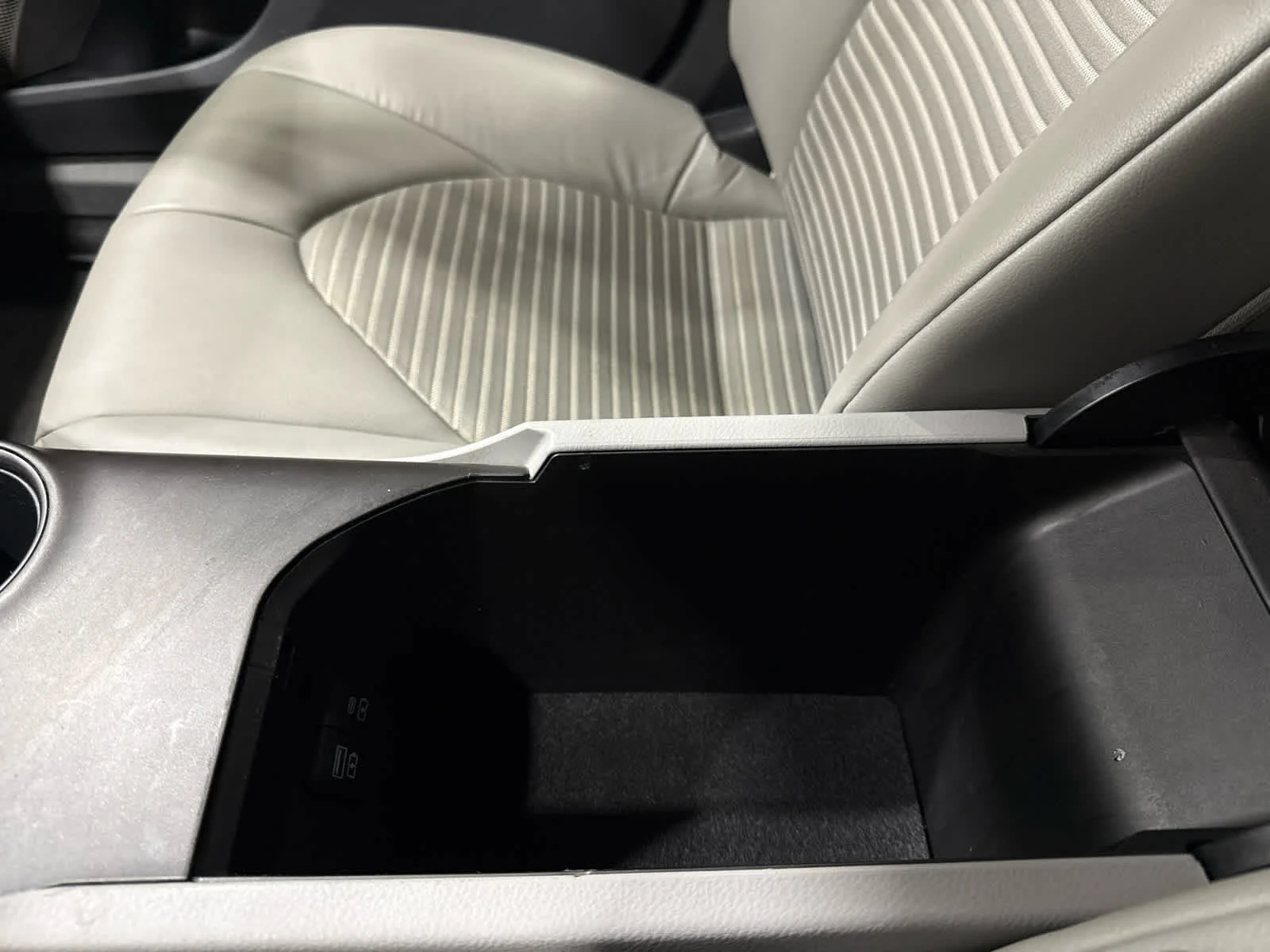 2023 Toyota Camry SE - Photo 18