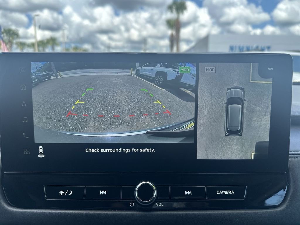 Used 2025 Silver Mitsubishi SE image 30
