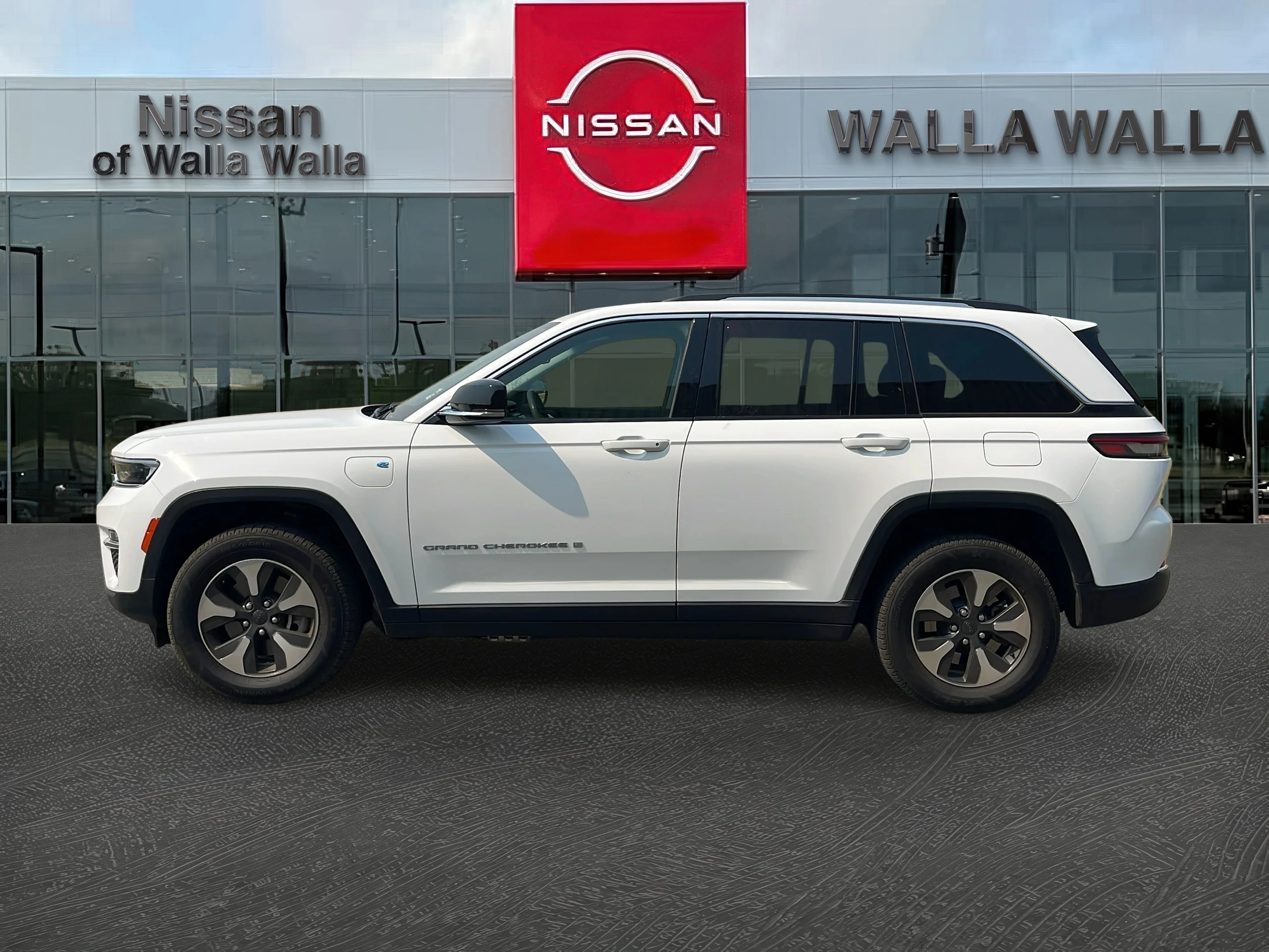 Used 2024 Bright White Clearcoat Jeep 4xe image 4
