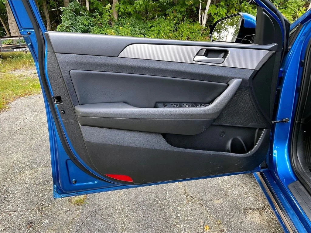 Used 2018 Electric Blue Hyundai Sport image 9