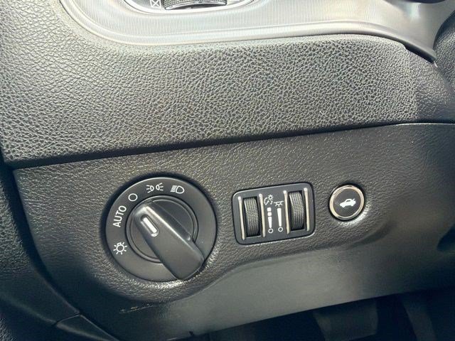 Used 2023 Granite Pearlcoat Dodge SXT image 28