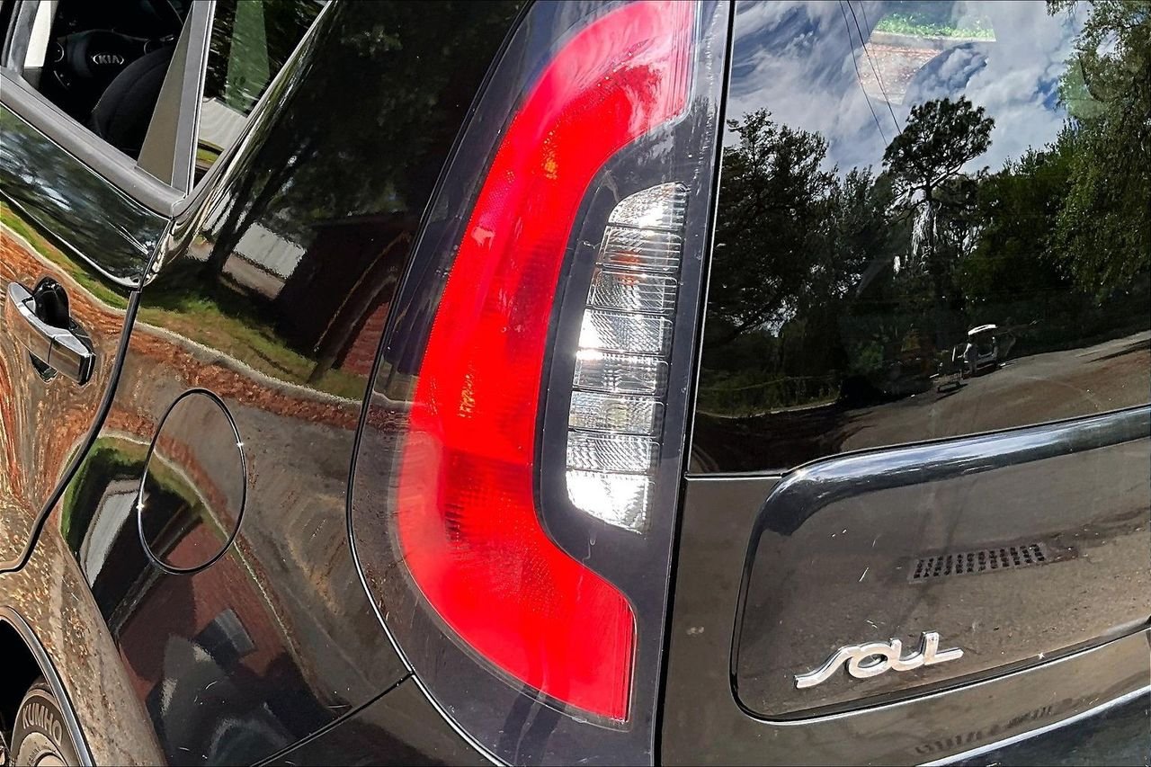 Used 2016 Black Kia Plus image 20