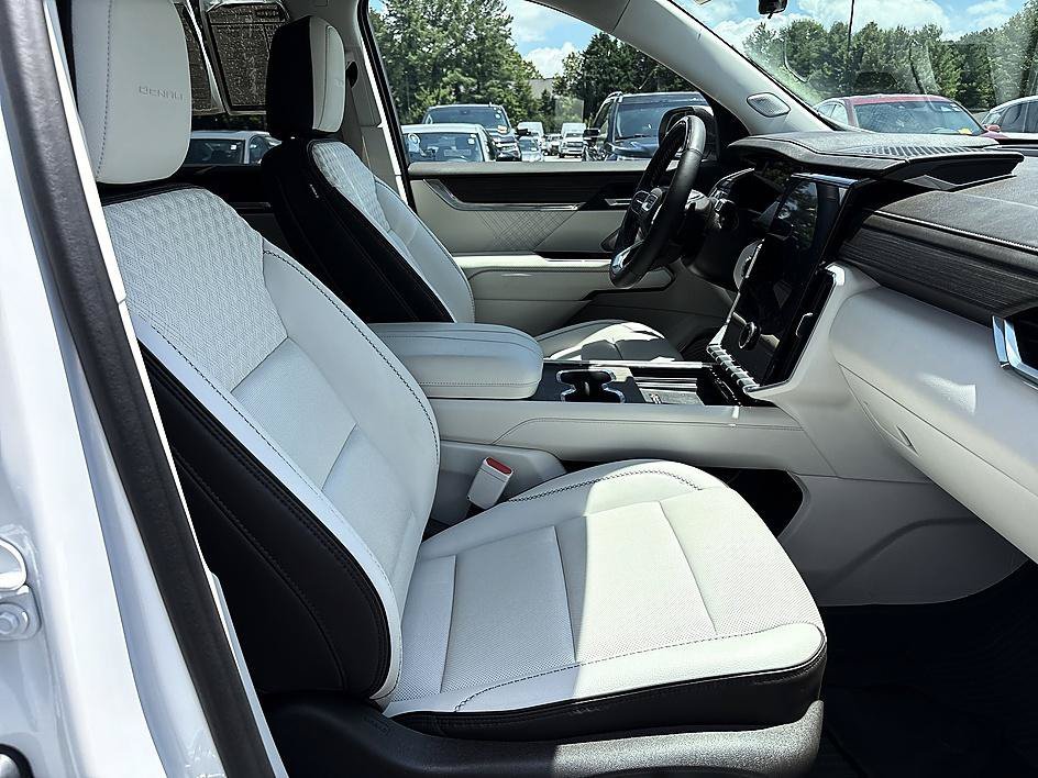 Used 2024 White Frost Tricoat GMC FWD Denali image 19