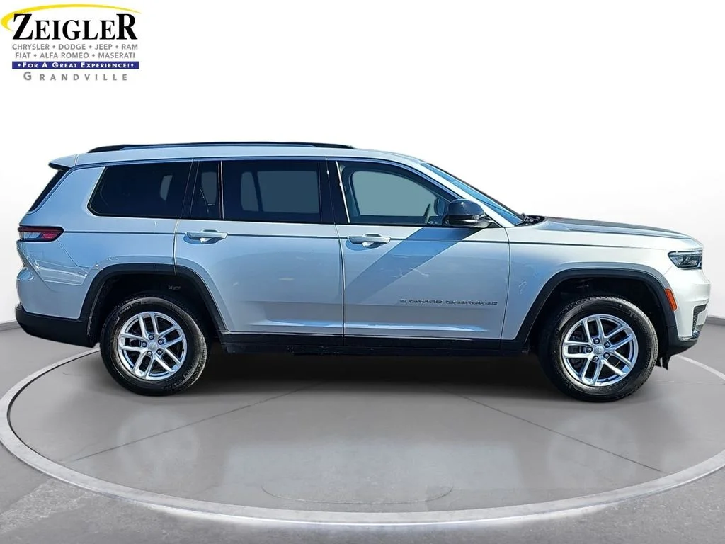 Used 2023 Silver Jeep Laredo image 4