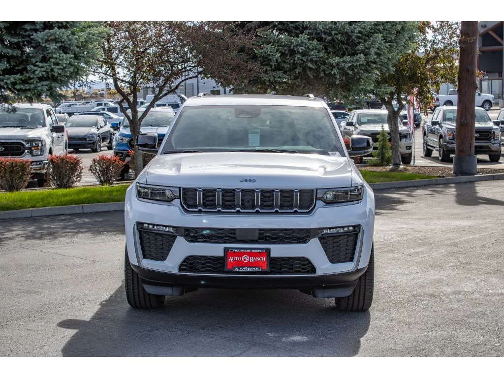 New 2026 Bright White Clear-Coat Exterior Paint Jeep Limited image 3