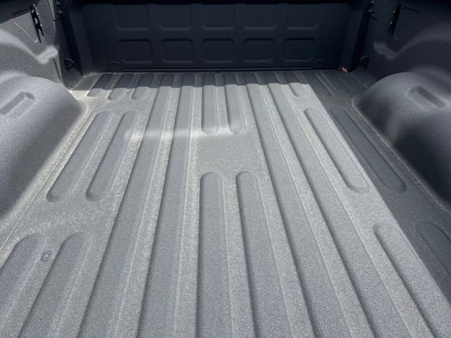 New 2024 Diamond Black Crystal Pearl-Coat Exterior Paint RAM Tradesman image 18