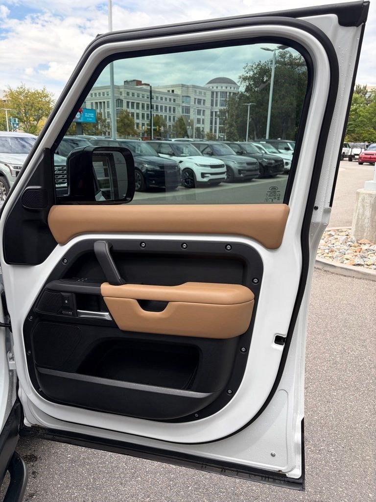 Used 2025 White Land Rover 110 P400 X-Dynamic SE image 9