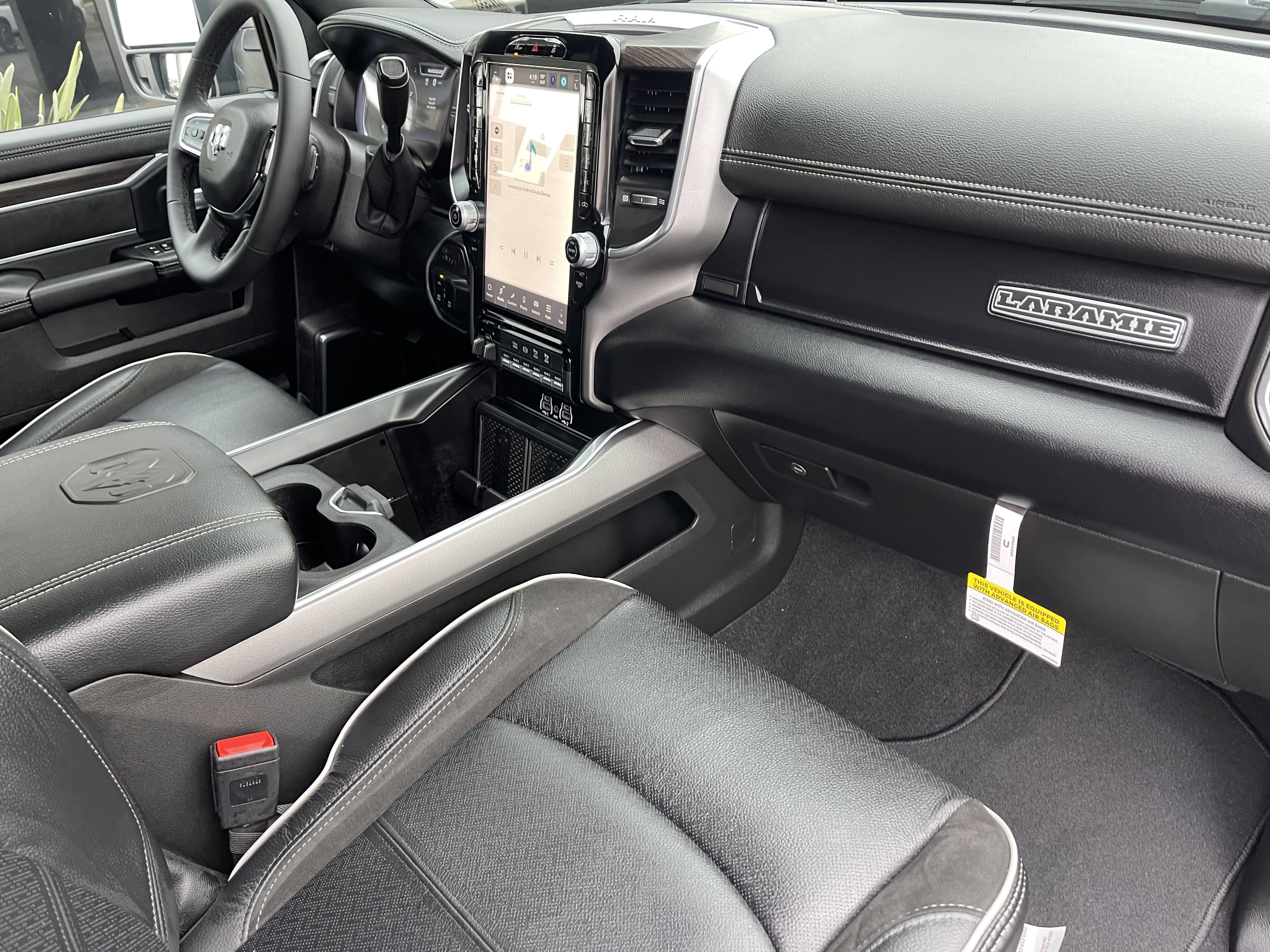 New 2026 Diamond Black Crystal Pearl-Coat Exterior Paint RAM Laramie image 25