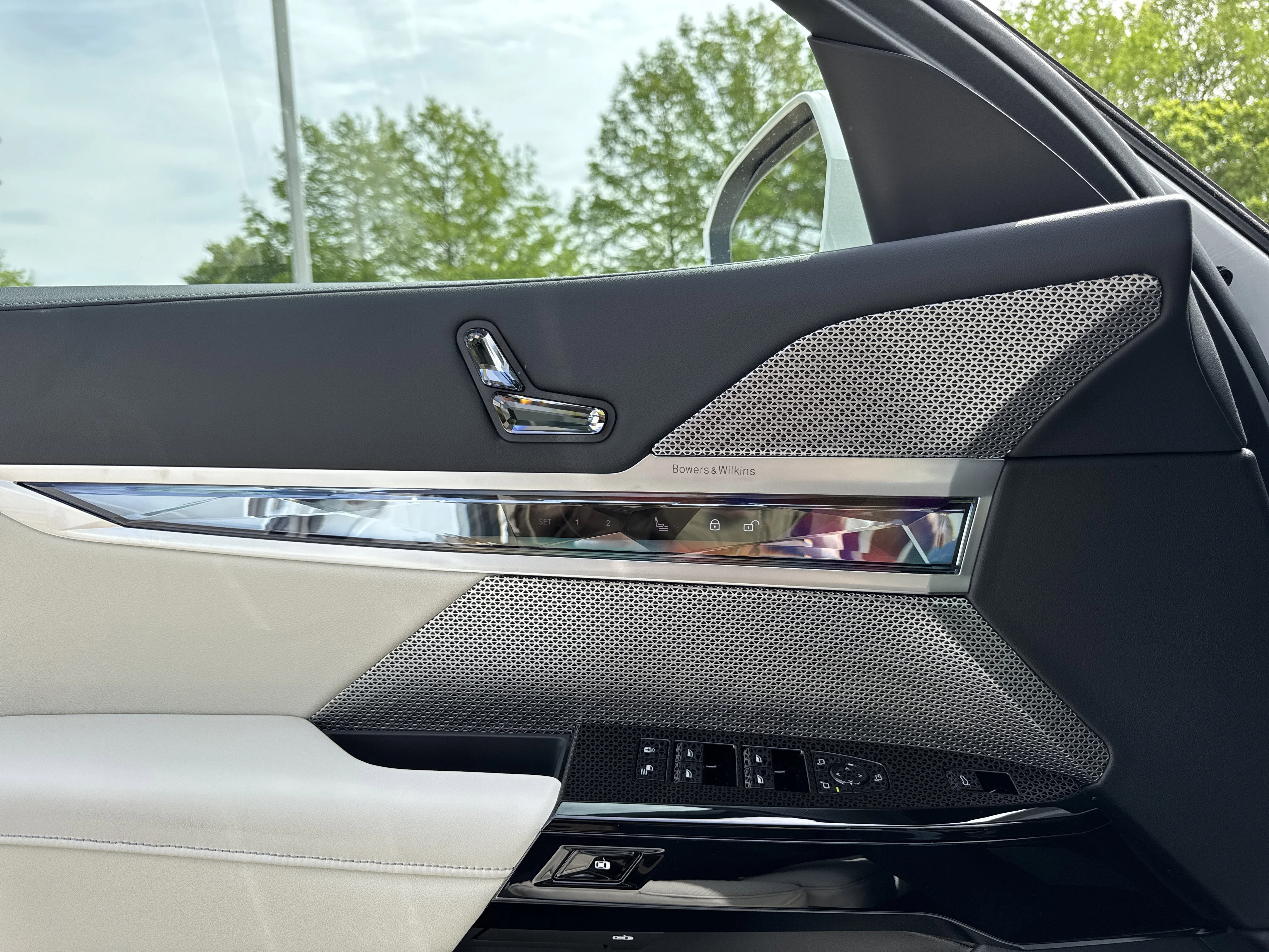 New 2026 MINERAL WHITE BMW xDrive60 image 21