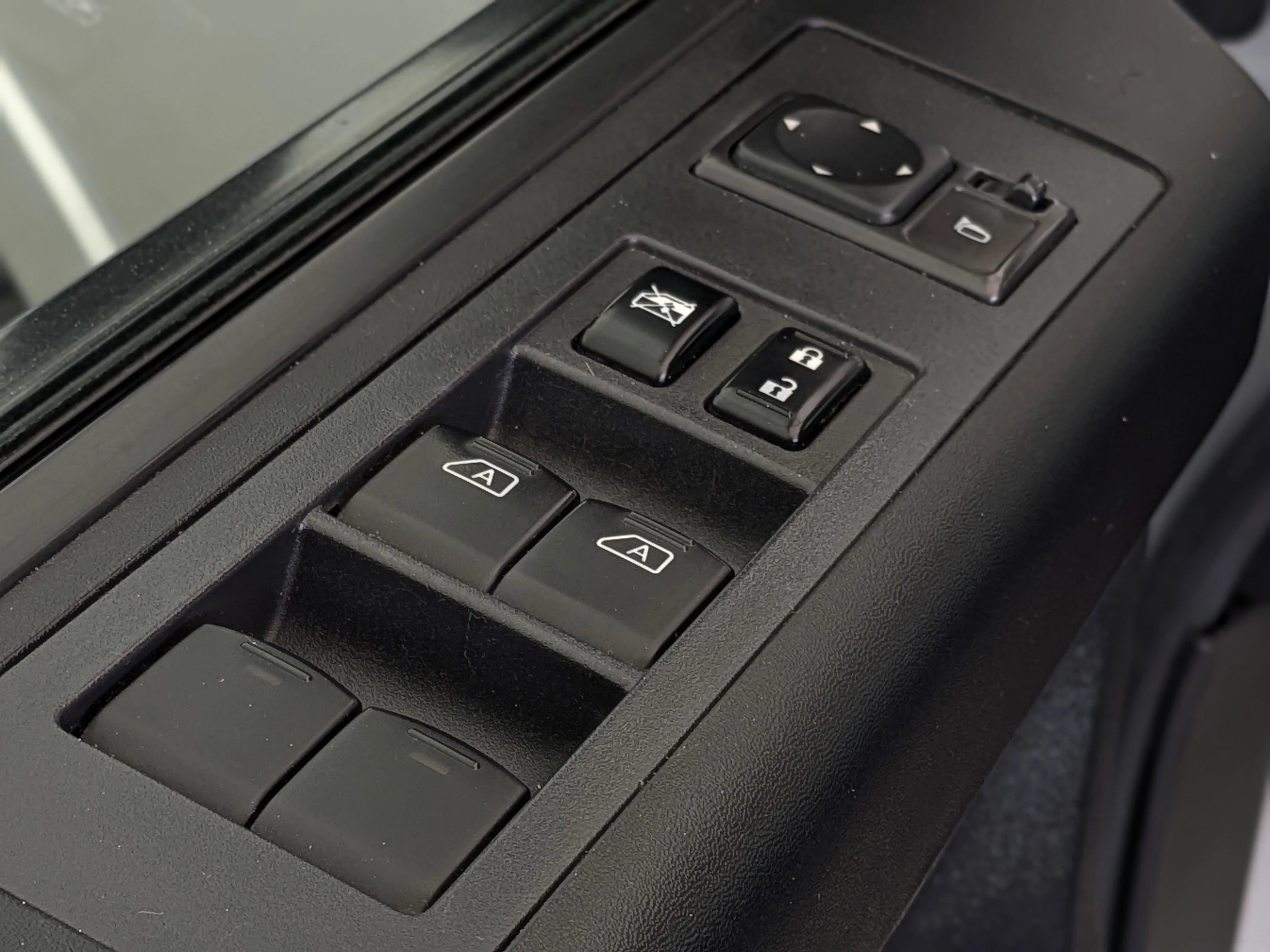 Used 2010 Silver Nissan XE image 13