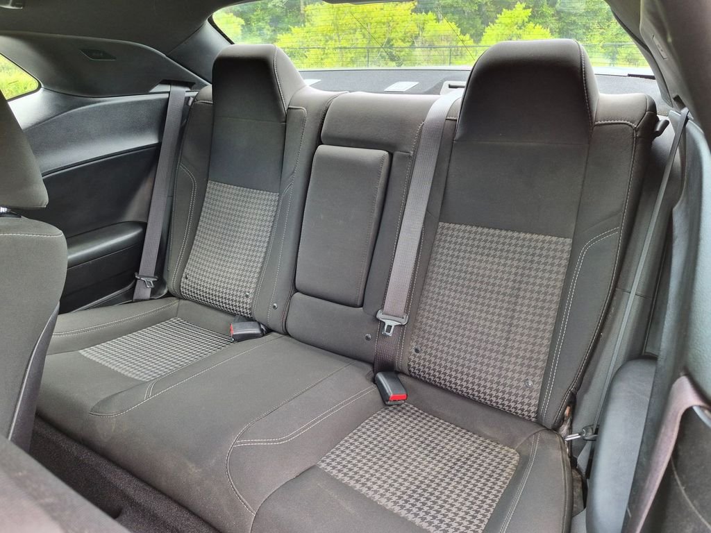 Used 2019 Black Dodge SXT image 32
