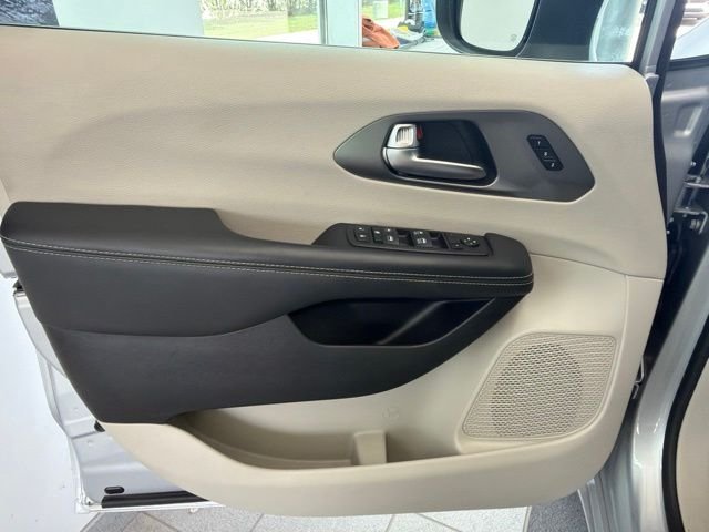Used 2023 Silver Mist Clearcoat Chrysler  image 17
