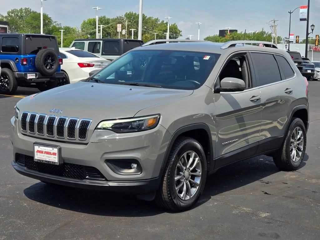 Used 2019 Gray Jeep Latitude Plus image 4