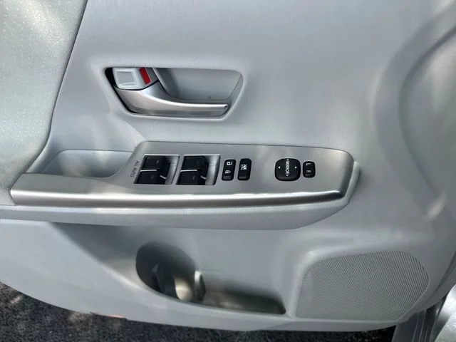 Used 2014 Silver Toyota Three image 27