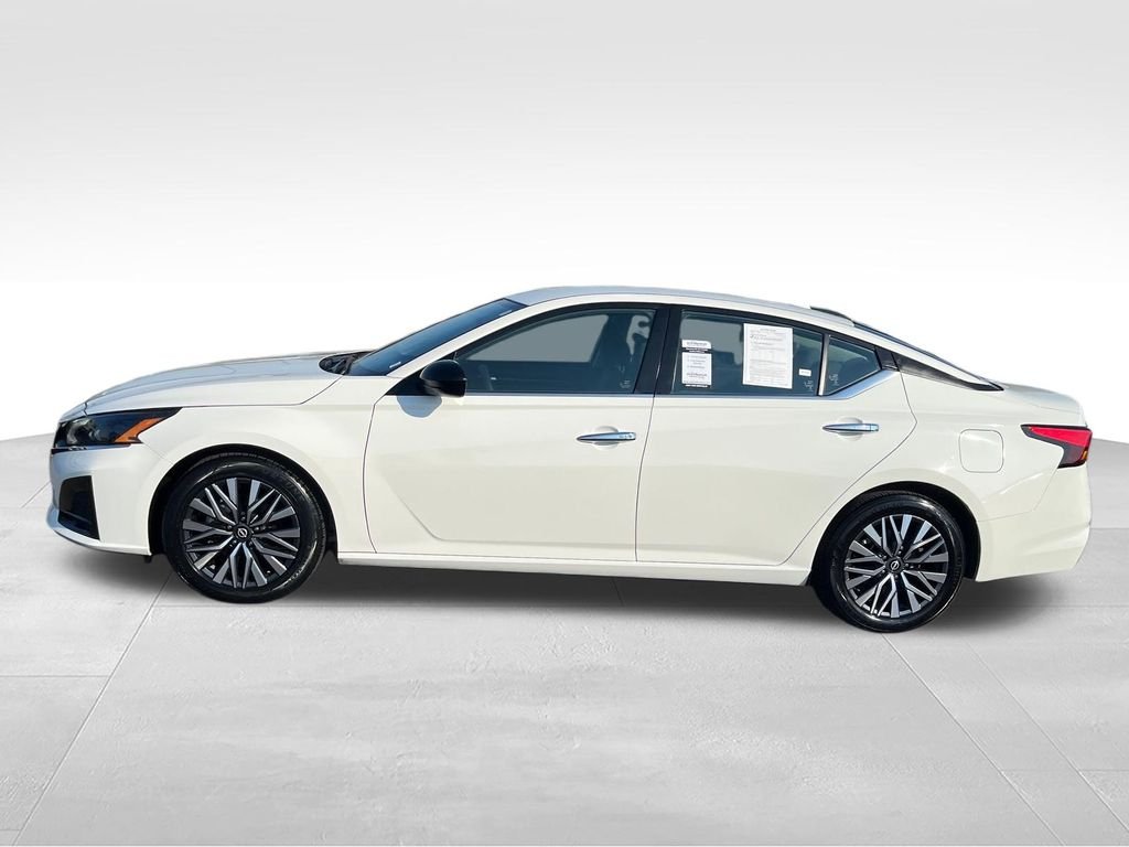 Used 2025 White Nissan 2.5 SV image 2