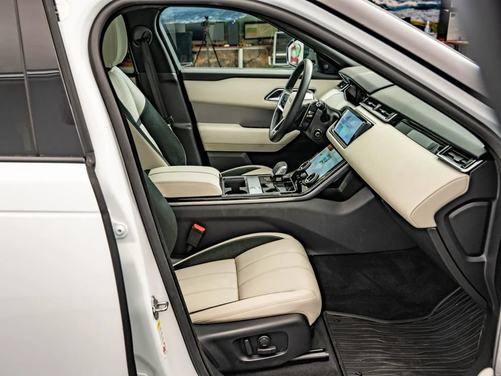 Used 2023 Fuji White Land Rover R-Dynamic S MHEV image 25