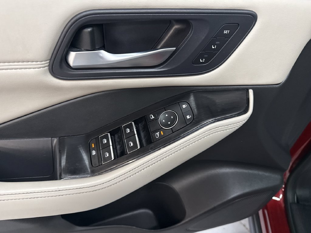 Used 2023 Scarlet Nissan SL image 15