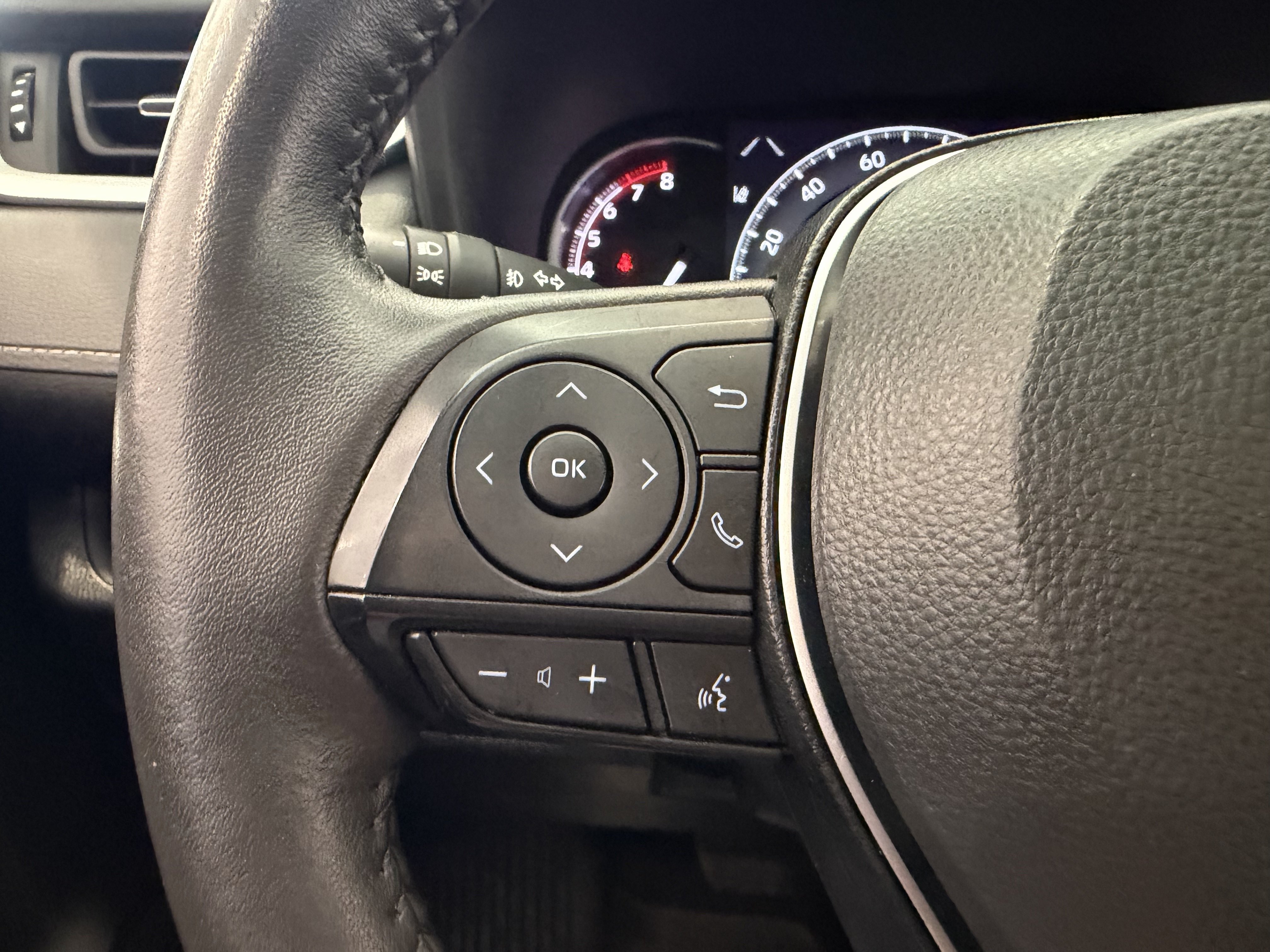 Used 2023 Silver Toyota XLE Premium image 17