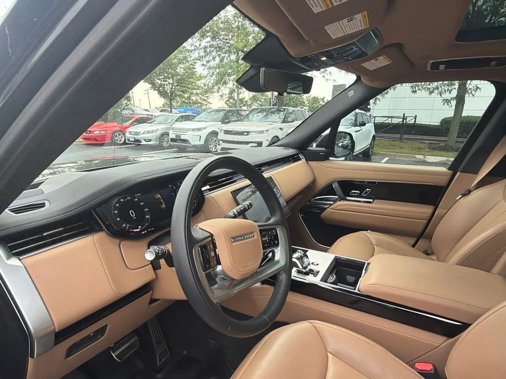 Used 2025  Land Rover SE image 8