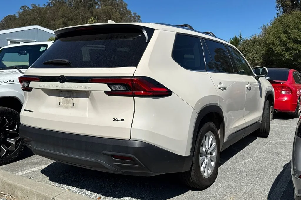 Used 2024 Coastal Cream Toyota XLE image 5