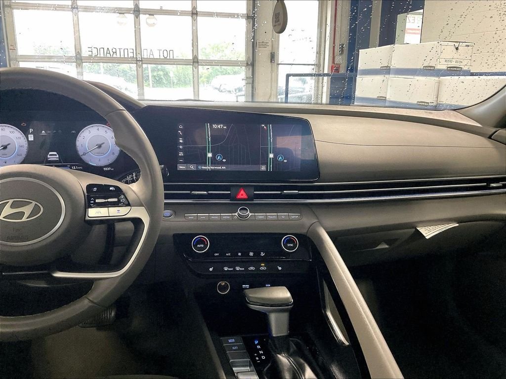 Used 2025 White Hyundai SEL Convenience image 18