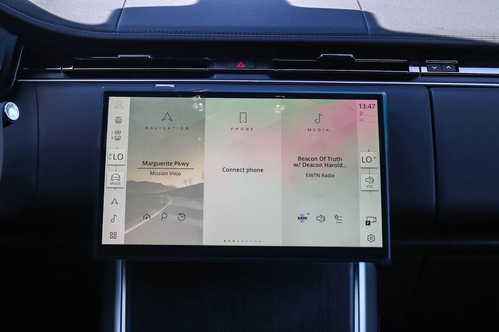 New 2026 Fuji White Land Rover SE image 13