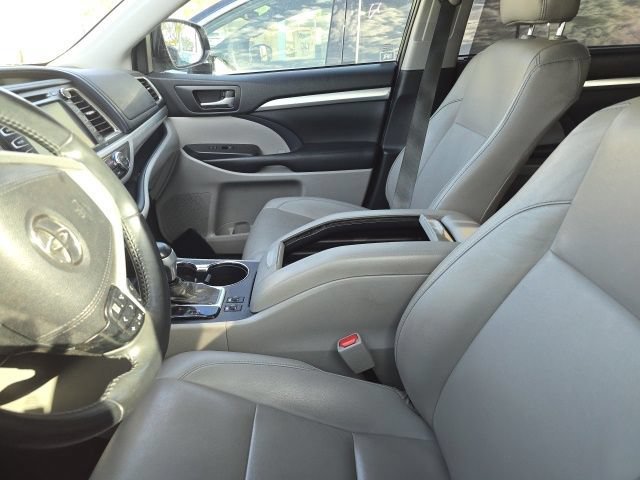 Used 2019 Blizzard Pearl Toyota XLE image 2