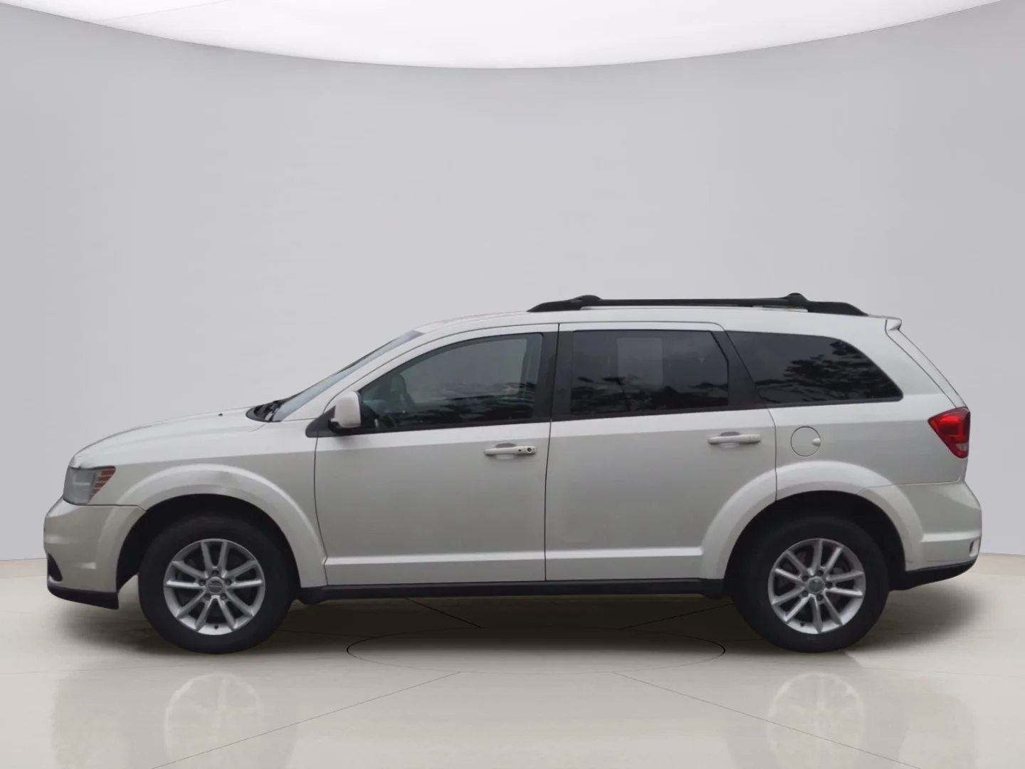 Used 2013 White Dodge SXT image 2