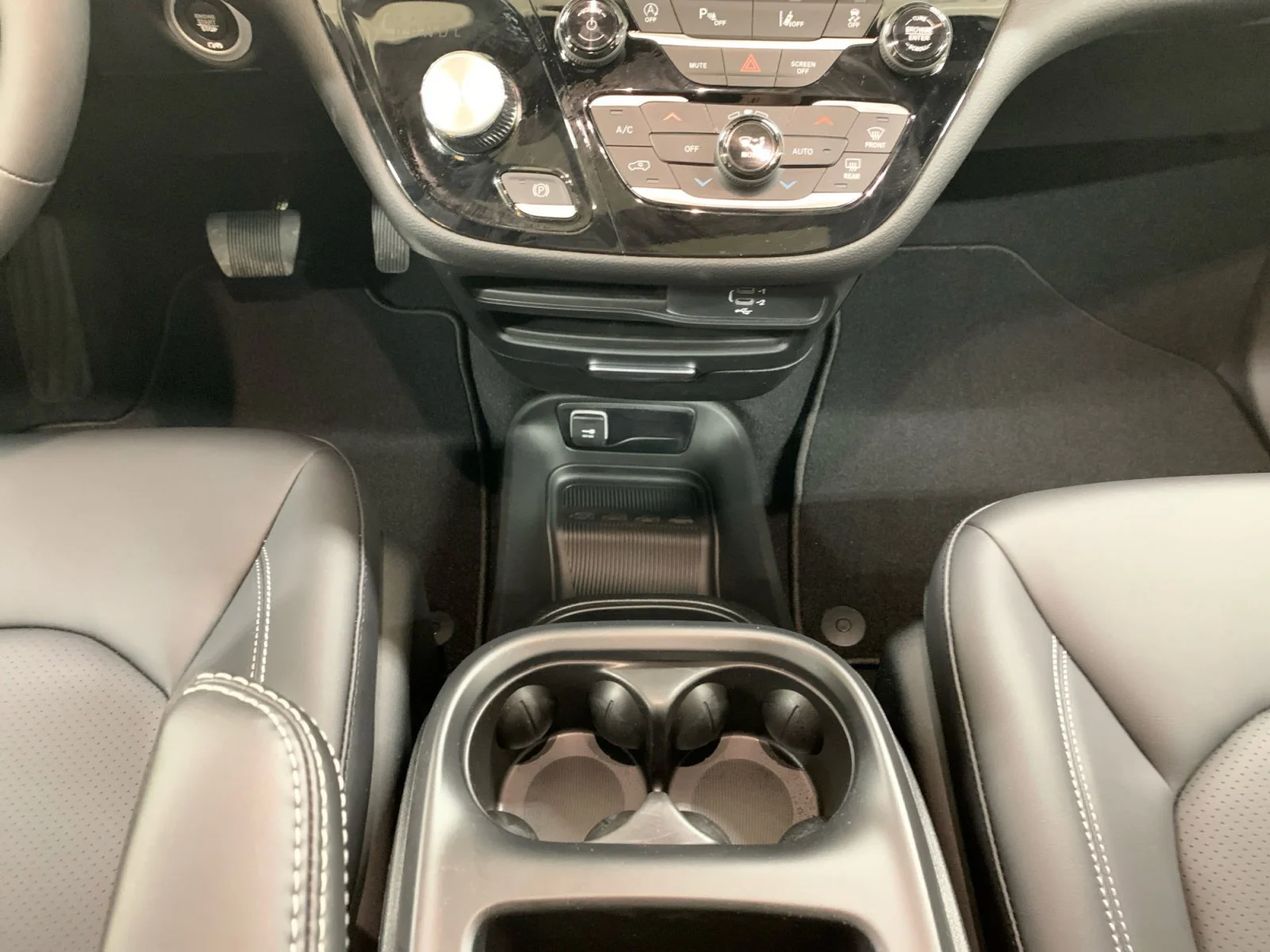 New 2026 Diamond Black Crystal Pearl Chrysler Select image 15